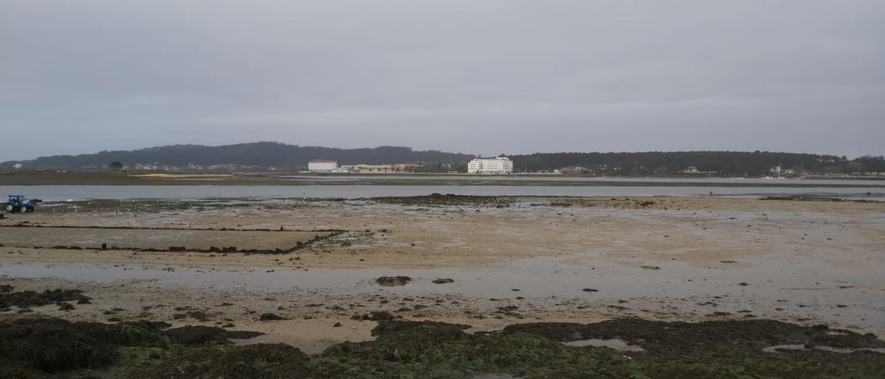 Un episodio de bajamar acusado (seca) en los bancos marisqueros entre Castrelo (Cambados) y A Toxa (O Grove). A la izquierda se aprecia uno de los tractores que aprovechan las mareas vivas para oxigenar el lecho marino.