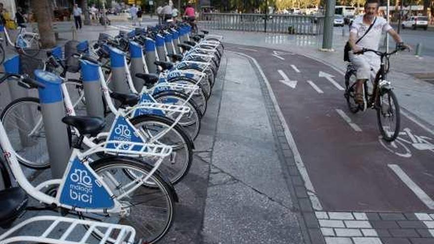 Carril bici y estación de préstamo en la plaza de la Marina.