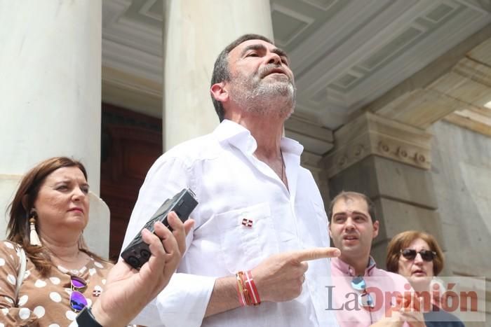 Cientos de personas protestan frente al Ayuntamiento de Cartagena por el pacto entre PP, PSOE y Cs