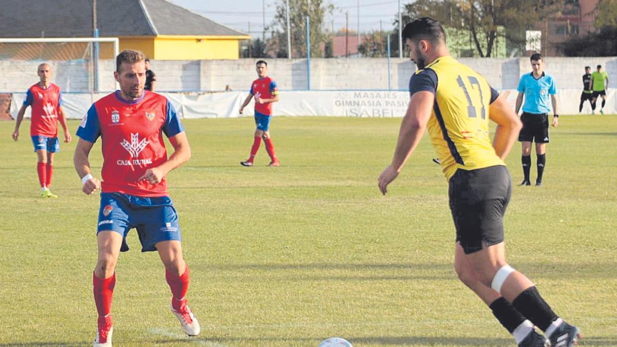 Un avance del Virgen del Camino en el partido jugado ayer en el estadio Luciano Rubio.