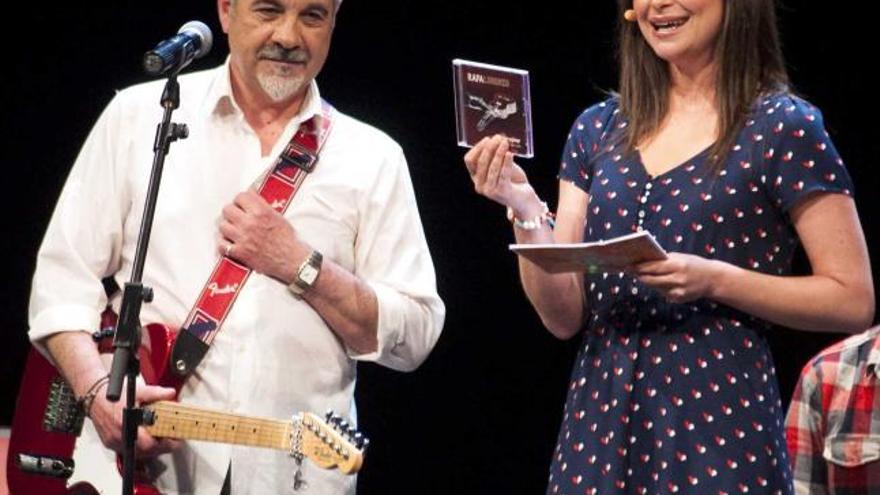 Rafa Lorenzo, ayer, en el Filarmónica, con la presentadora Esther Fonseca, que muestra el disco del cantautor.