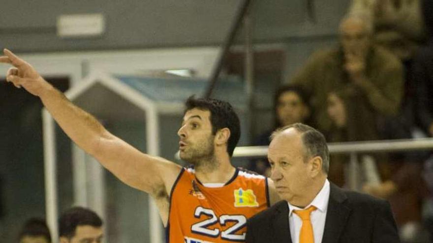 Tito Díaz con Castro, en un partido en Riazor.