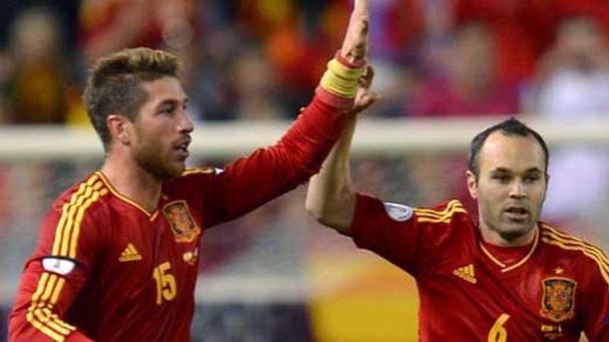 Ramos e Iniesta, en el último partido de España.