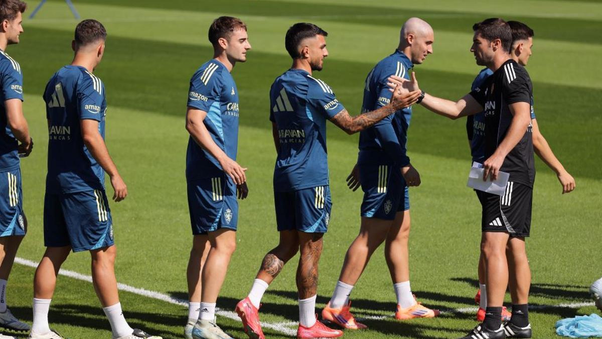 Gabi saluda a Tasende, entre Valery y Marcos Cuenca, en el entrenamiento de este sábado.