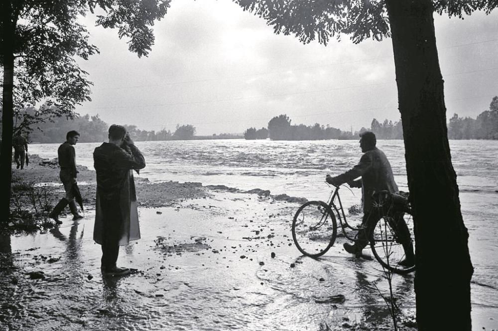 Tres persones valoren els efectes del desbordament del Ter a Girona, el setembre del 1963.