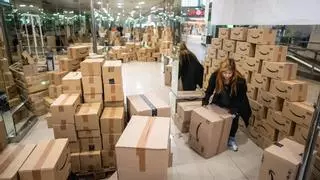 De Barcelona a Estados Unidos: el paquete sorpresa que compraron dos gemelas acaba dando la vuelta al mundo