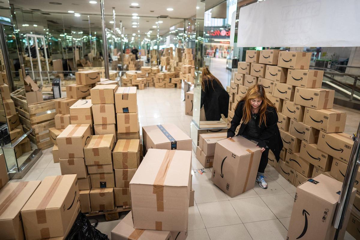 Infinidad de cajas se apilan en esta tienda efímera de paquetes sorpresa que se venden a peso, en el centro comercial Montigalà de Badalona