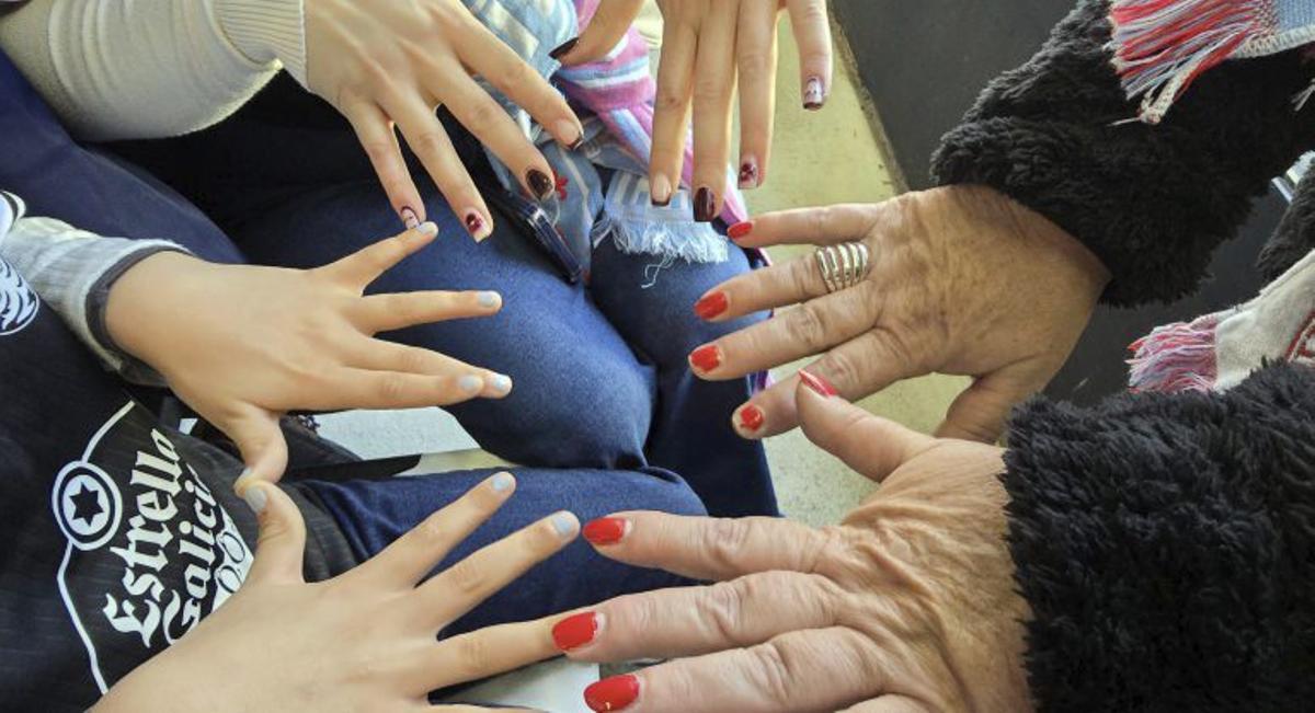 Manos coloreadas. |  Marta G. Brea