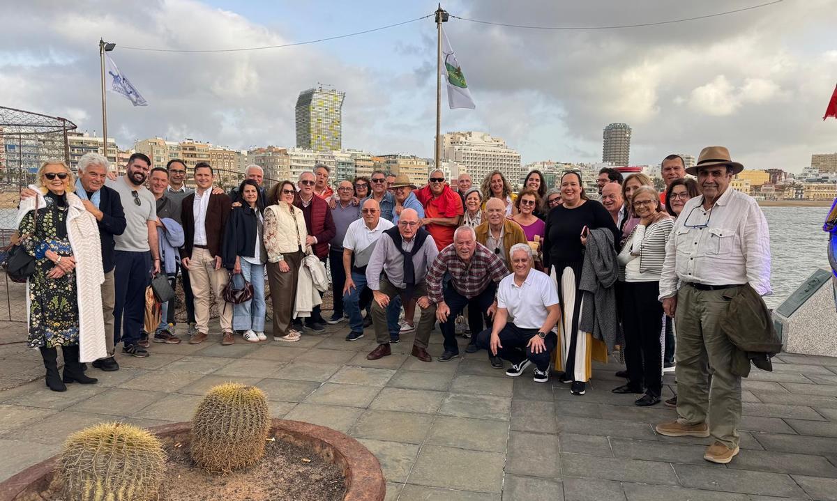 Amigos y compañeros homenajean a Agustín Medina en Las Canteras.