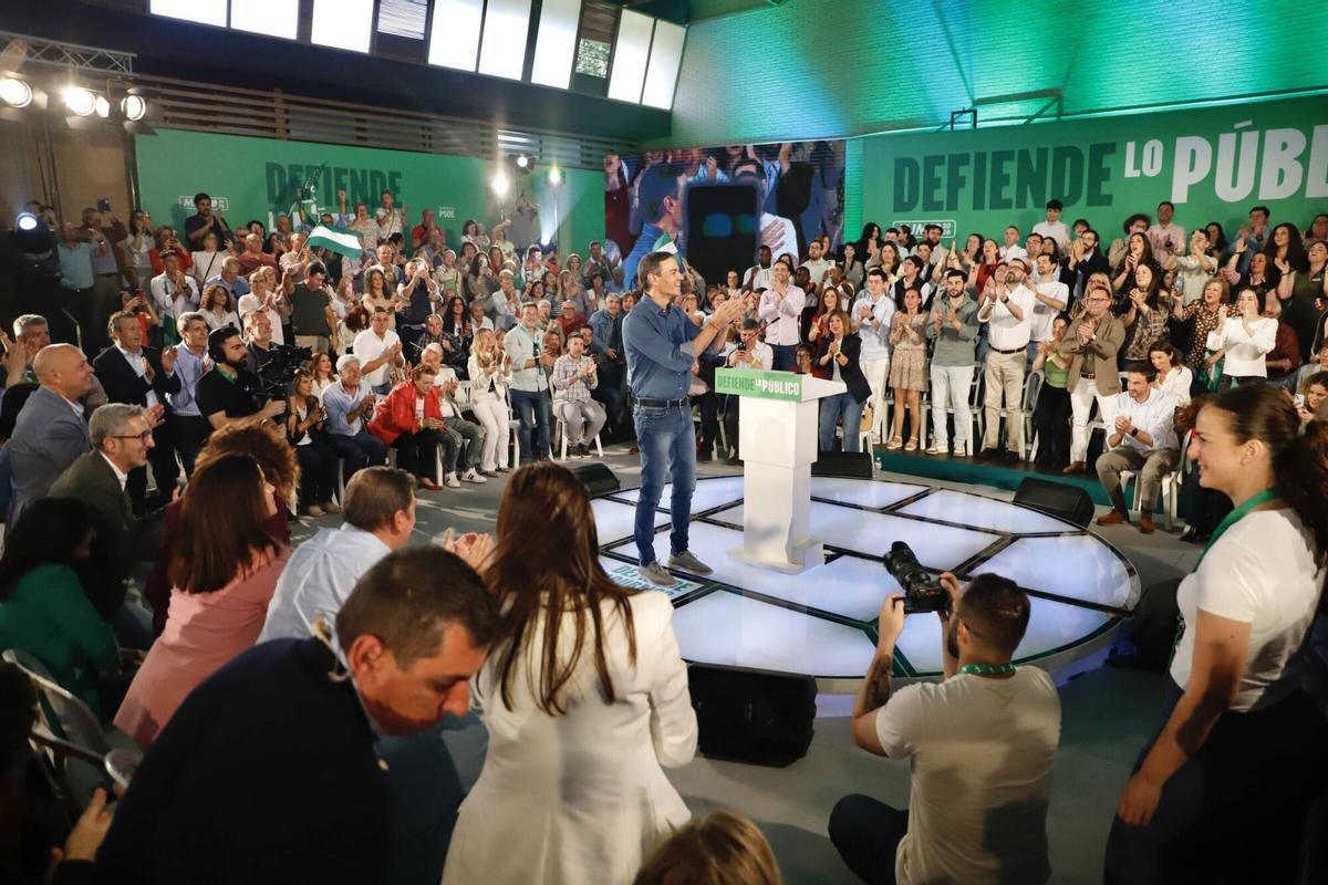 Lleno en el mitin de precampaña del PSOE en Córdoba con Pedro Sánchez y María Jesús Montero.