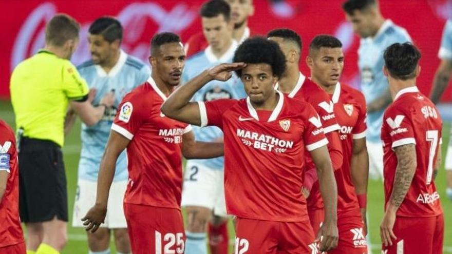 Los jugadores del Sevilla celebran uno de los goles ante el Celta.