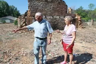 Un año después del fuego devastador de Valdeorras: brotes verdes en el monte, casas todavía en ruinas