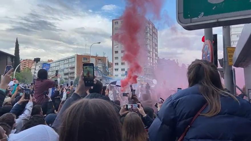 Recibimiento al autobús del Real Madrid antes de su partido contra el Chelsea