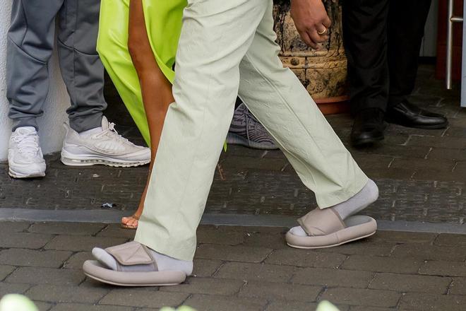 Sandalias con calcetines de Kanye West