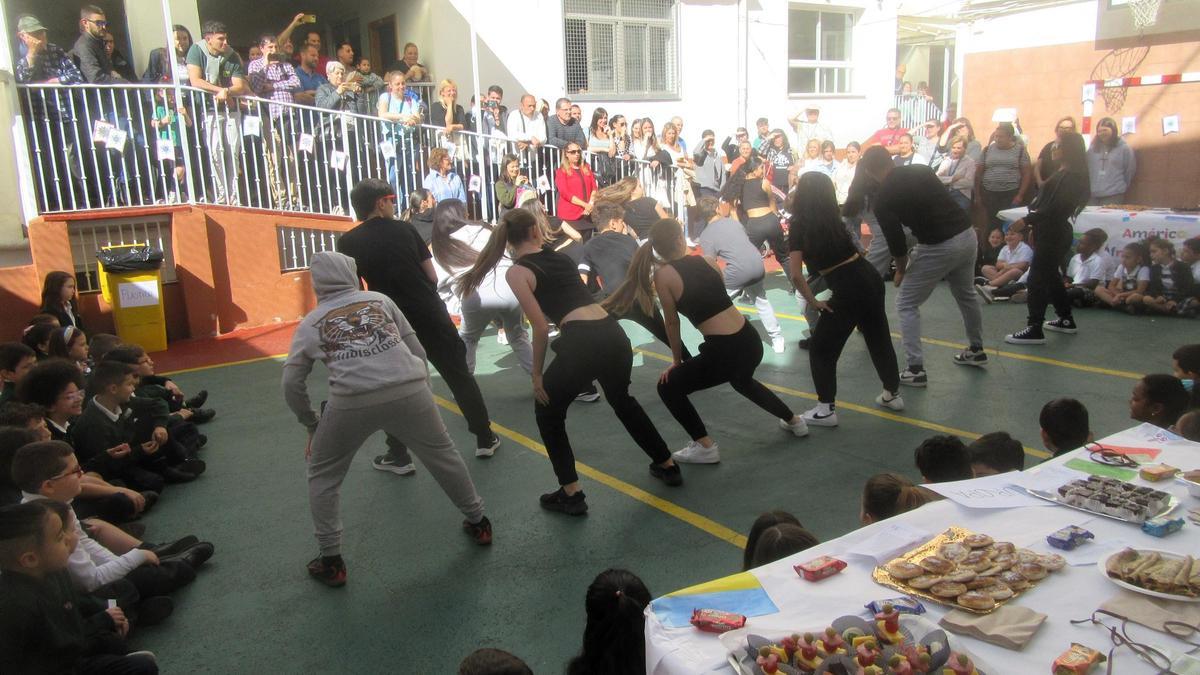 Muestra de danza contemporánea durante el almuerzo solidario.