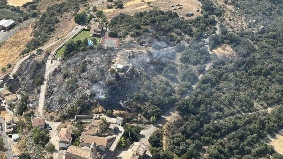 Imagen de la superficie afectada junto al núcleo urbano de Nachá, una pedanía de Baélls que ha sido evacuada por precaución.