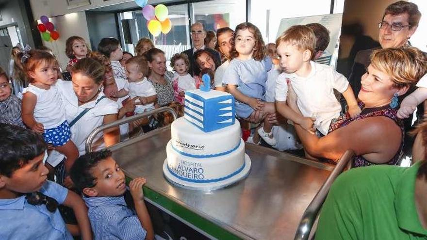 Niños soplan las vela ante el Vázquez Almuiña. // Alba Villar y Ricardo Grobas