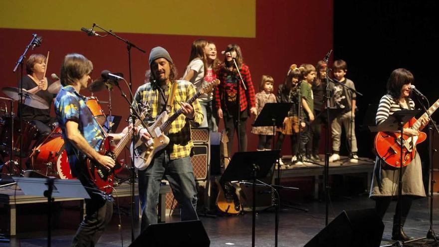 Un concierto de &quot;Petit Pop&quot; en el teatro de la Laboral.