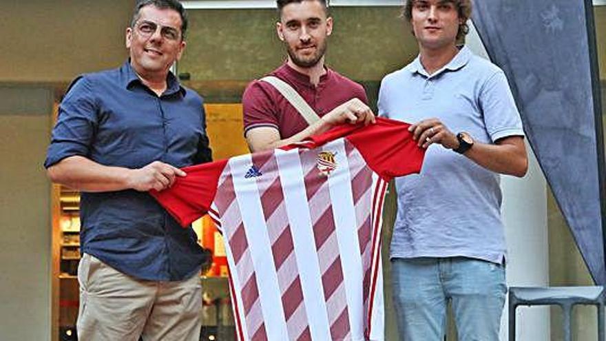 Walter Fernández (centre) entre el president en funcions, Luis A. Villa (esquerra) i el tècnic, Andreu Peralta