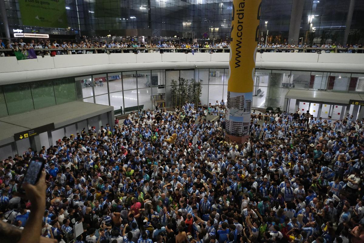 La afición del Málaga colapso el aeropuerto en su recibimiento a los jugadores.