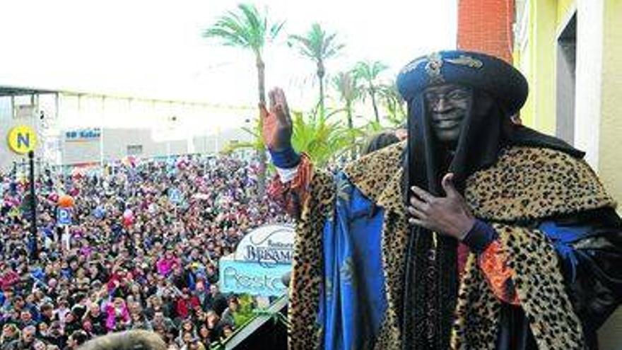 Los Reyes llegan a Castellón en TRAM y reparten kilos de ilusión