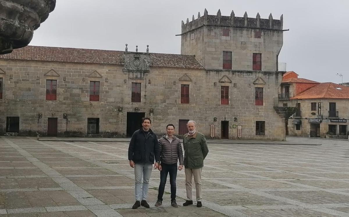 El concejal con el fundador de la empresa y colaboradores.
