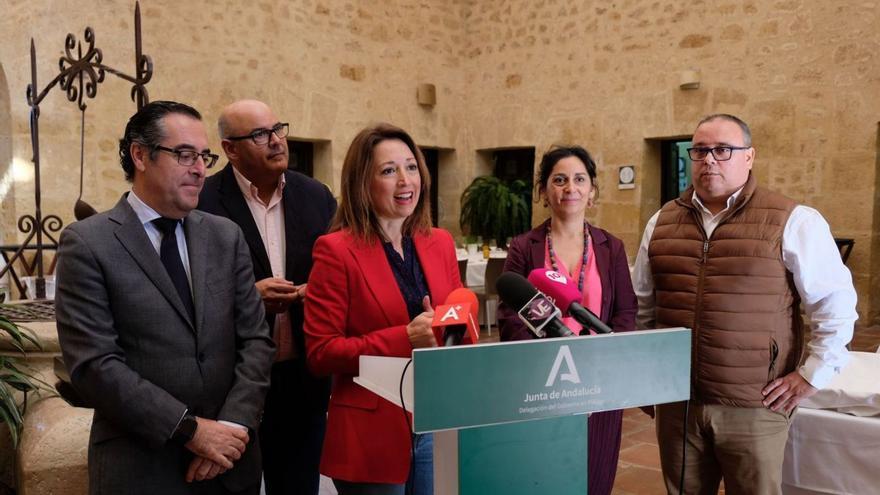 Navarro visitó ayer la Escuela de Hostelería Castillo del Marqués en Vélez-Málaga.