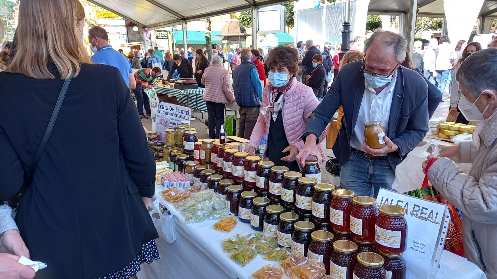 Cangas de Onís, a tope con el certamen quesero de los Picos de Europa y la Feria de la Miel