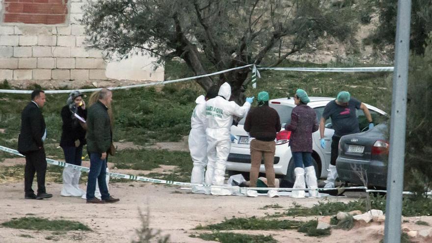 La Guardia Civil investiga el escenario del crimen, junto a uno de los cadáveres