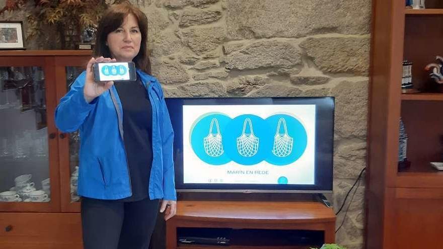 La concejala Cristina Acuña muestra el logo de la nueva plataforma digital. // Concello