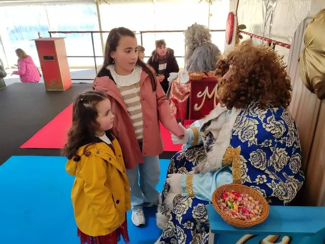Los Reyes Magos llegan a Bueu por mar antes de la cabalgata de esta tarde