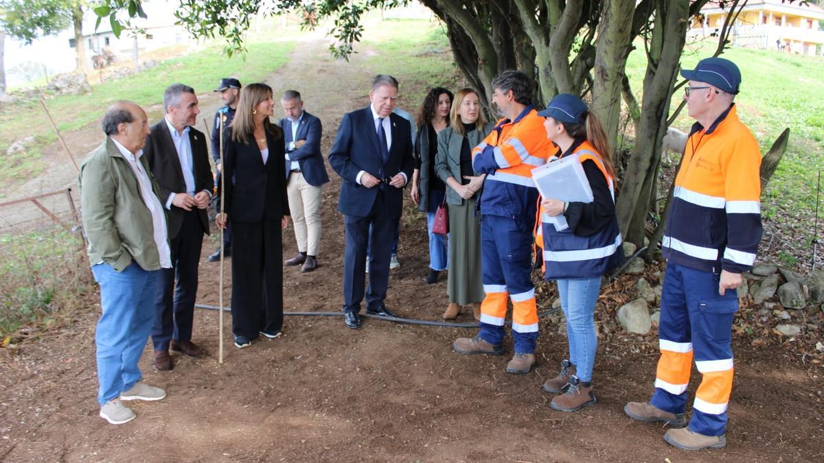 Por la izquierda, en primer término, Jorge Menéndez, los concejales Daniel Tarrio y Leticia González, Alfredo Canteli, la jefa de Empleo, María José Corral, junto a personal del plan, policias y vecinos, ayer, en La Mortera.