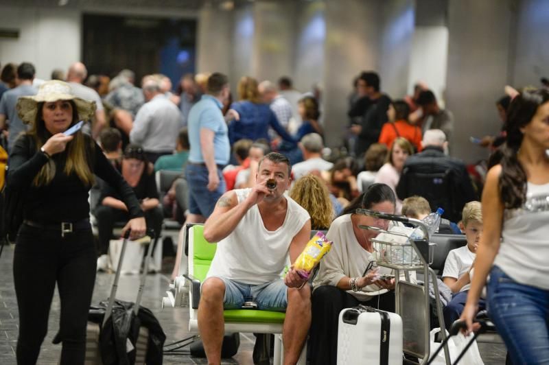 Aeropuerto de Gran Canaria. Aeropuerto cerrado por calima y viento  | 23/02/2020 | Fotógrafo: José Carlos Guerra