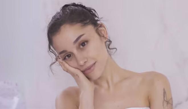 Ariana Grande sin maquillaje y con su pelo al natural