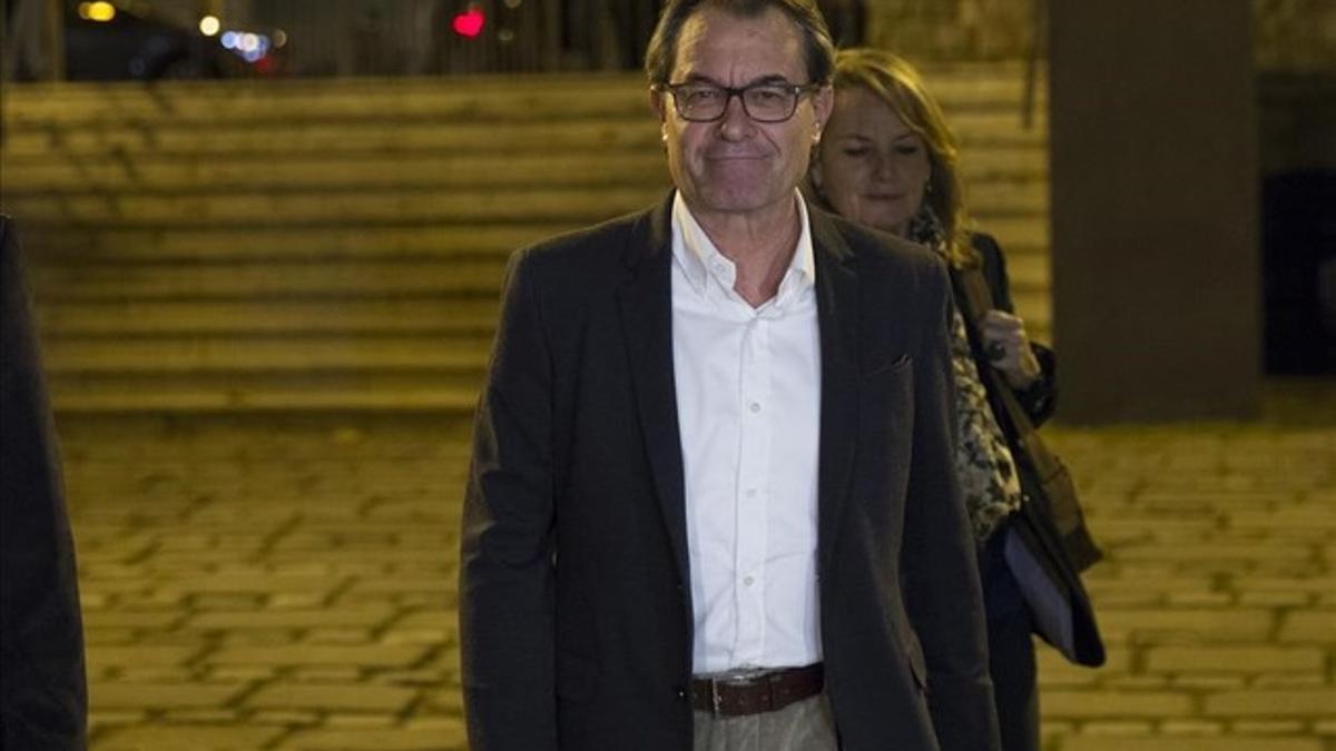 El 'president' en funciones y líder de CDC, Artur Mas, a su llegada al Museu Martítim de Barcelona, donde Democràcia i Llibertat vivirá la noche electoral.