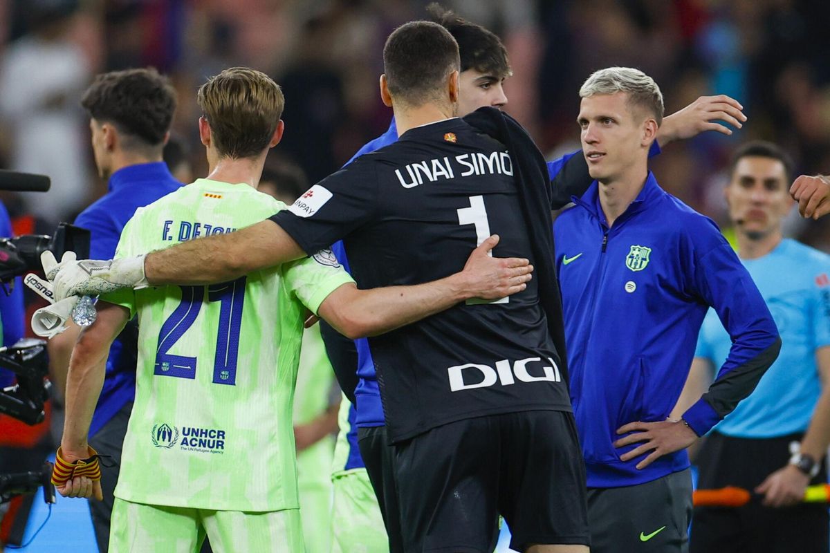 Dani Olmo y Frenkie de Jong se saludan con Unai Simón el guardameta del Athletic Club .