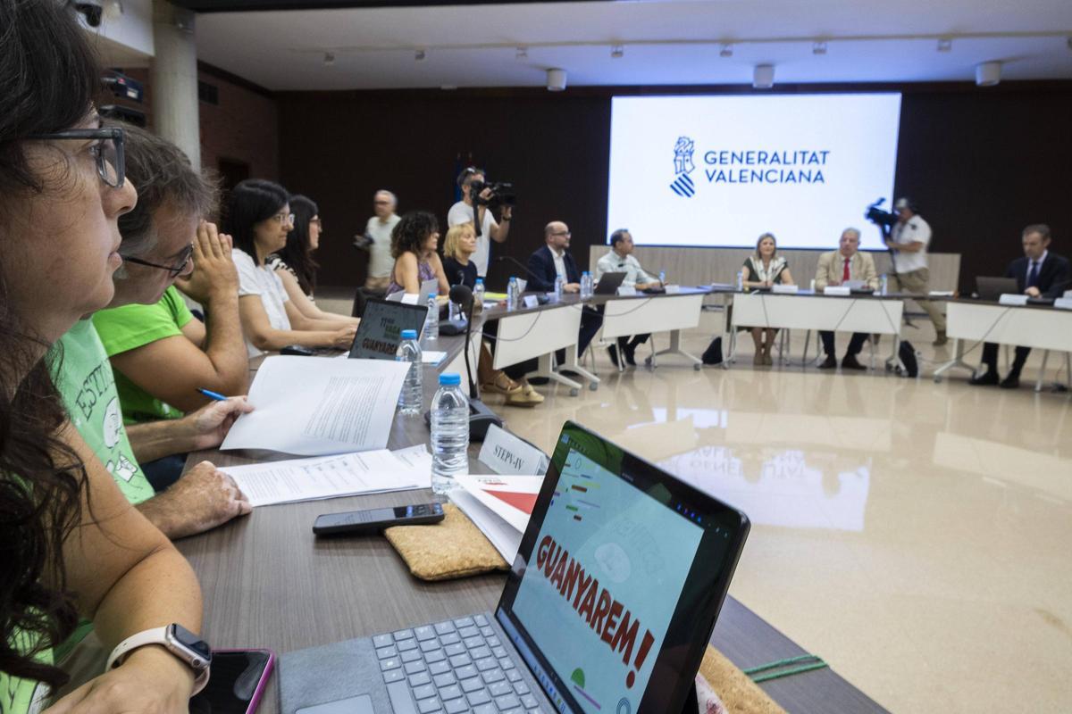 Negociación en la conselleria de educacion el dia en que entra en suspensión la huelga un mes despues de su inicio