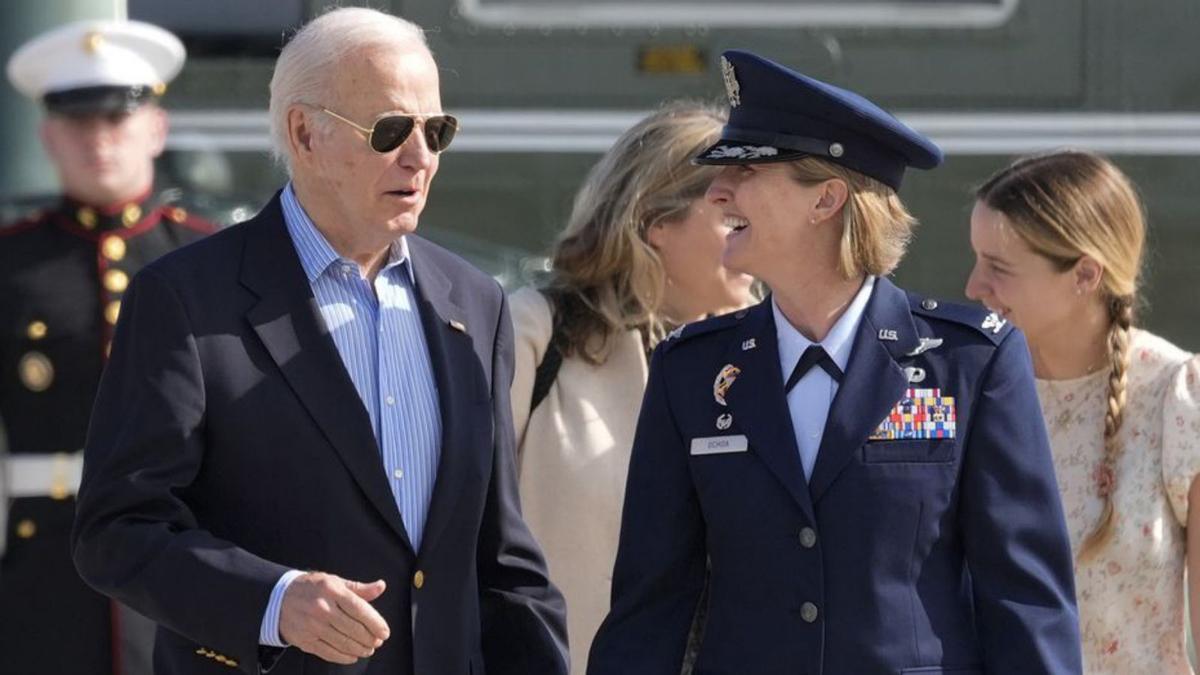 Joe Biden, ahir a l’arribar a Itàlia amb l’Air Force One. | ALEX BRANDON / EFE