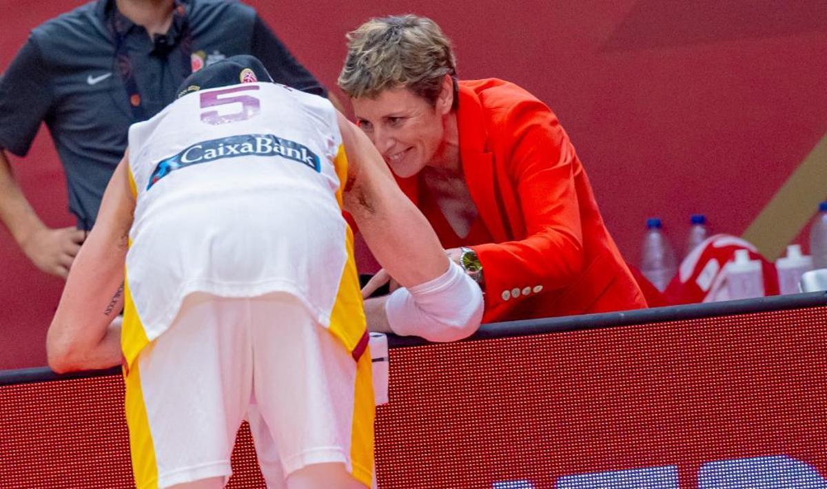 La presidenta de la FEB, Elisa Aguilar, consuela a Rudy Fernández después de la derrota ante Canadá