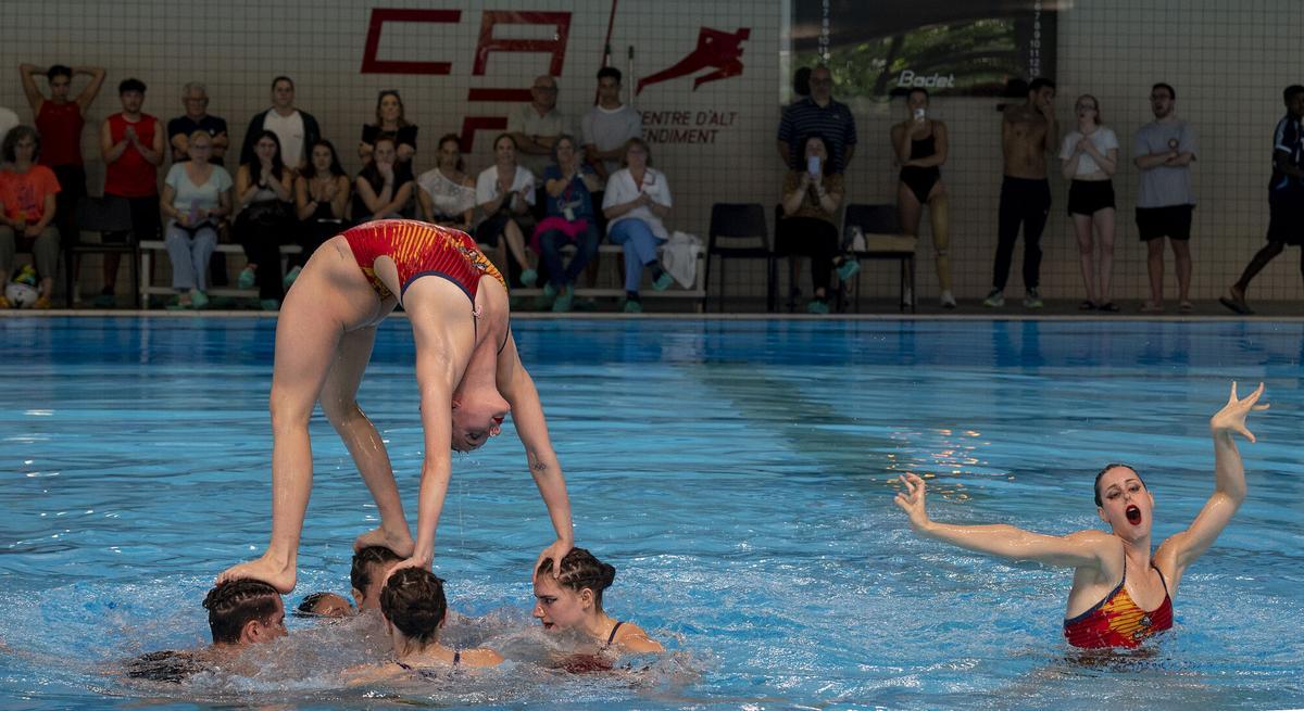 El equipo de natación sincronizada se ejercita en el CAR de Sant Cugat con una coreografía inspirada en la canción ‘Berghain’ de Rosalía.