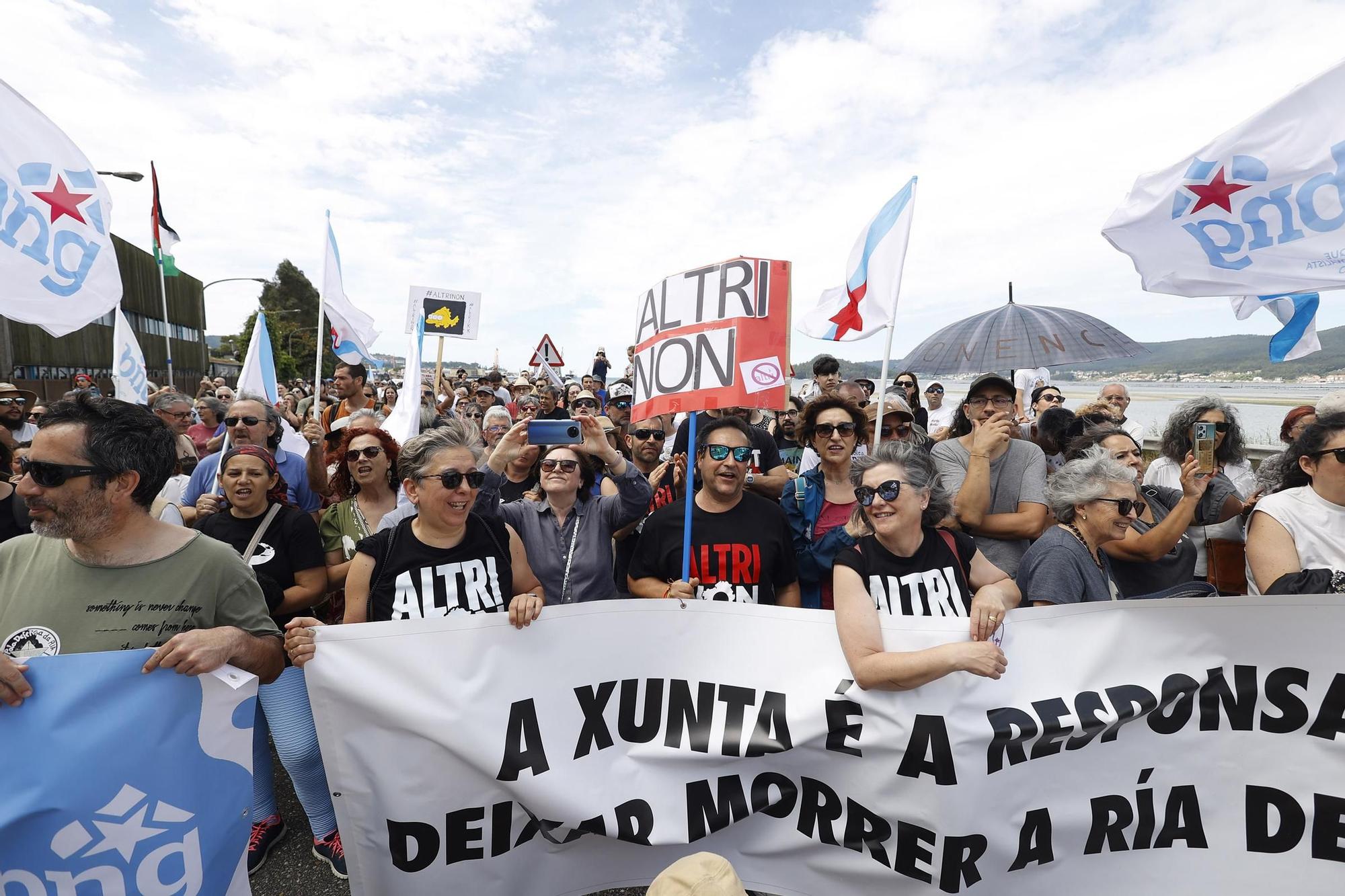 Miles de gallegos marchan de Pontevedra hasta Lourizán en protesta por las celulosas de Ence y Altri