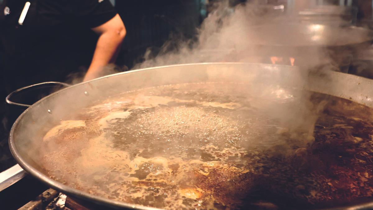 El paellero a leña del Poble Nou, en el Roig Arena, cocina tradicional que respeta los procesos tradicionales.