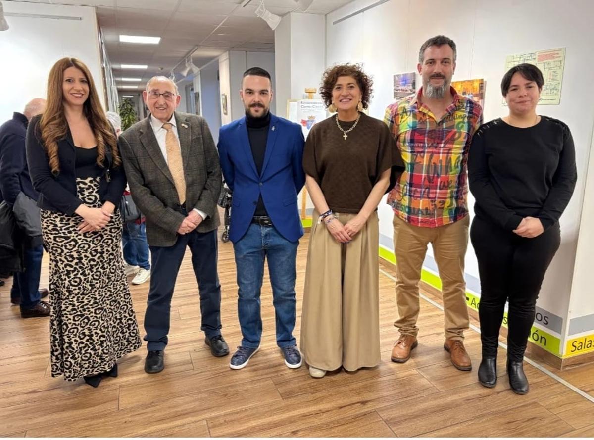 El presidente del Centro Asturiano de Valladolid, Alfonso Verdeja, en el centro, junto a la concejala vallisoletana Mayte Martínez, y otros representantes del Centro, en la inauguración de la exposición fotográfica.