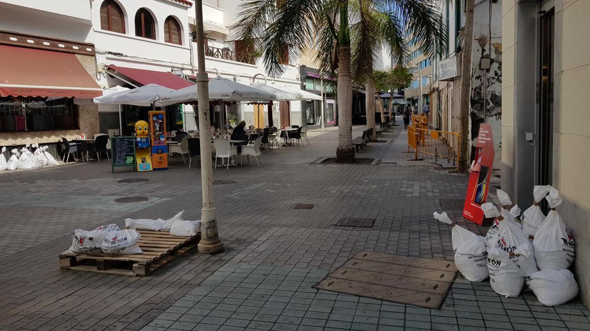 Sacos de arena en La Plazuela, Arrecife, para evitar inundaciones por lluvia en  2018.