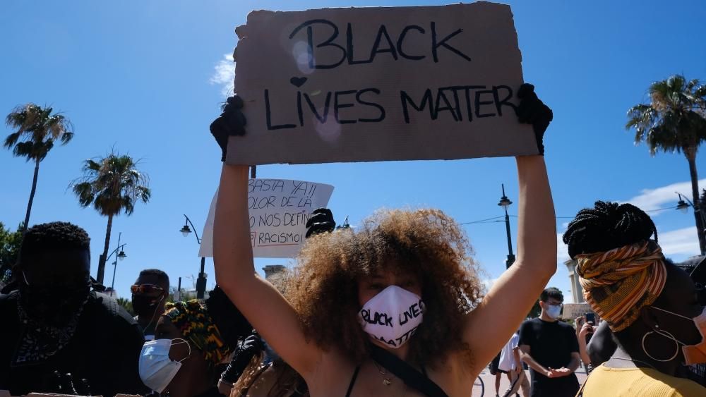 Este domingo, la plaza de la Marina de Málaga ha acogido una concentración con cientos de personas en contra del racismo y la xenofobia.