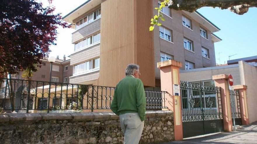 Exteriores de la residencia Faustino Sobrino de Llanes.