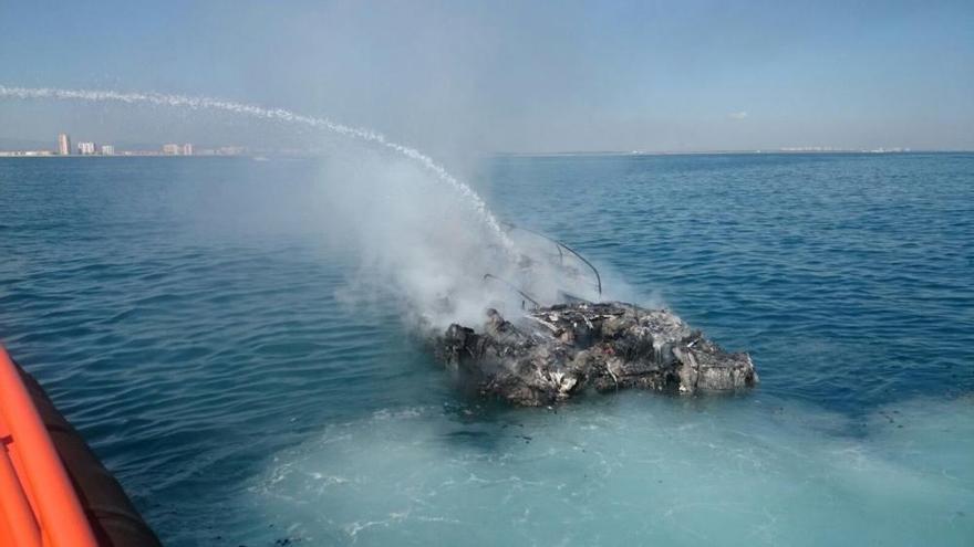 Un barco arde y se hunde frente a la playa del Perelló