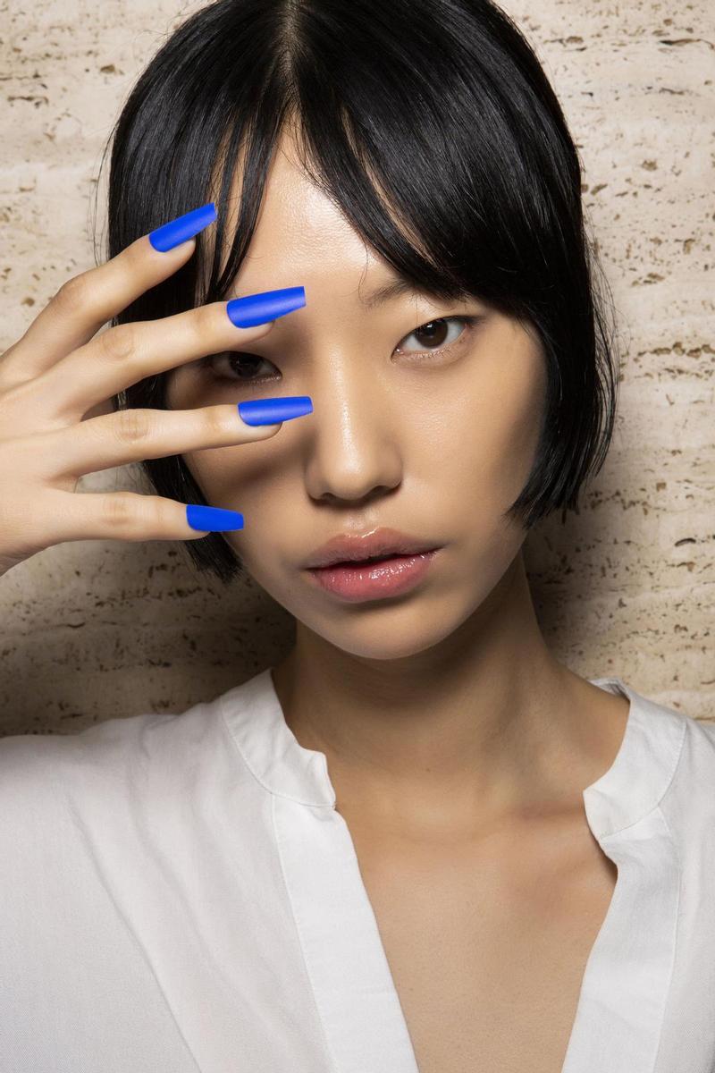 Uñas azul eléctrico