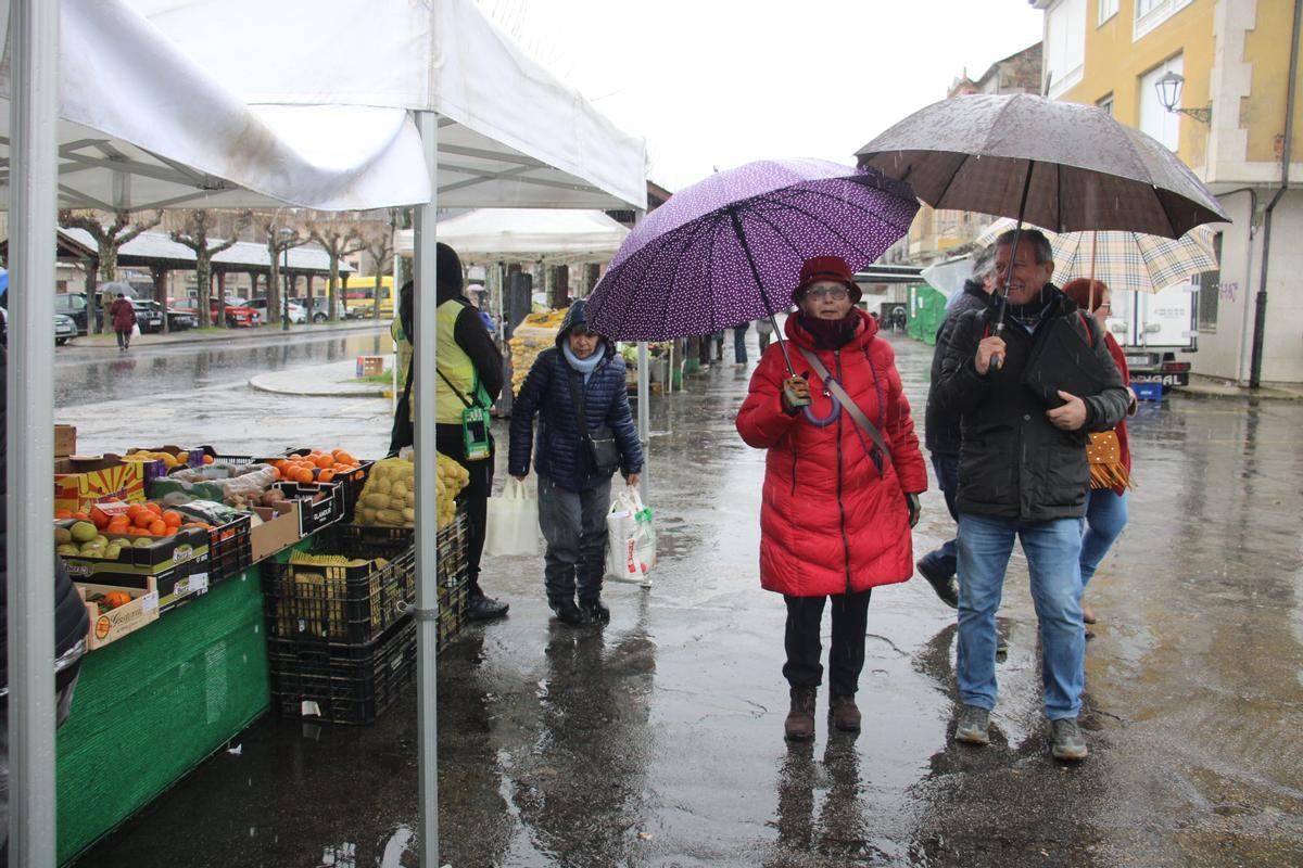 Maite Romero junto a Manuel Fuentes, en la visita realizada al mercado de El Puente.
