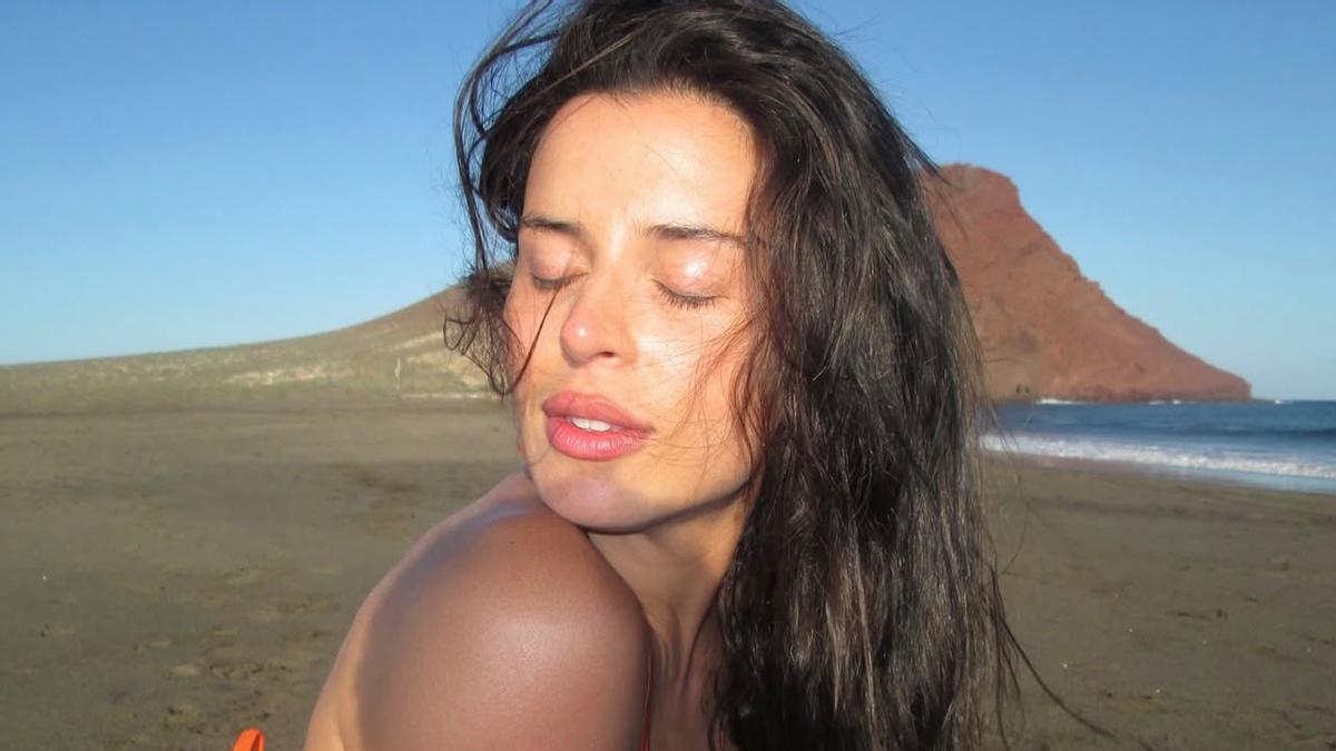 Nathy Peluso en la playa de la Tejita, en Tenerife